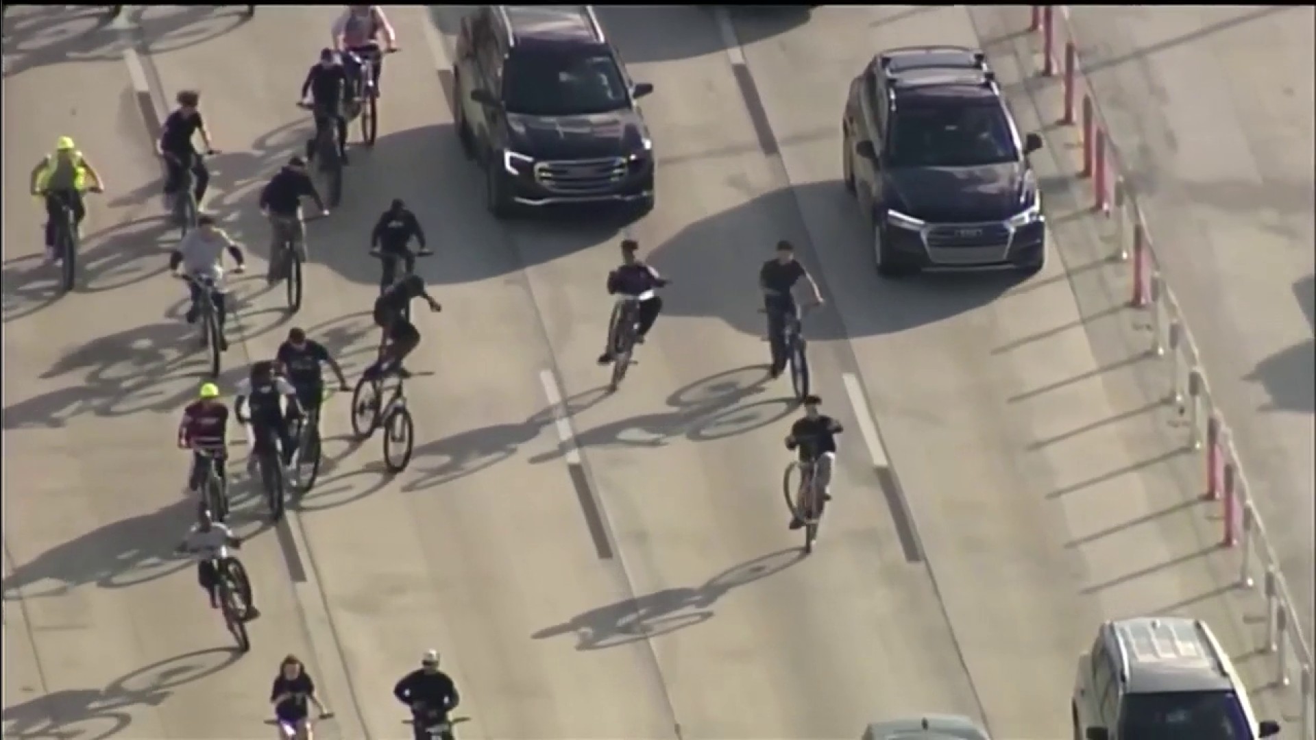 Más de 100 bicicletas recorren las calles de Miami para el paseo anual  Wheels Up, Guns Down