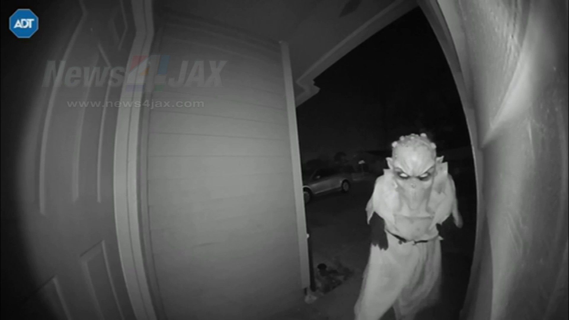 Redding dagboek voor Otherworldly: Person dressed as extraterrestrial swipes package from  Jacksonville home
