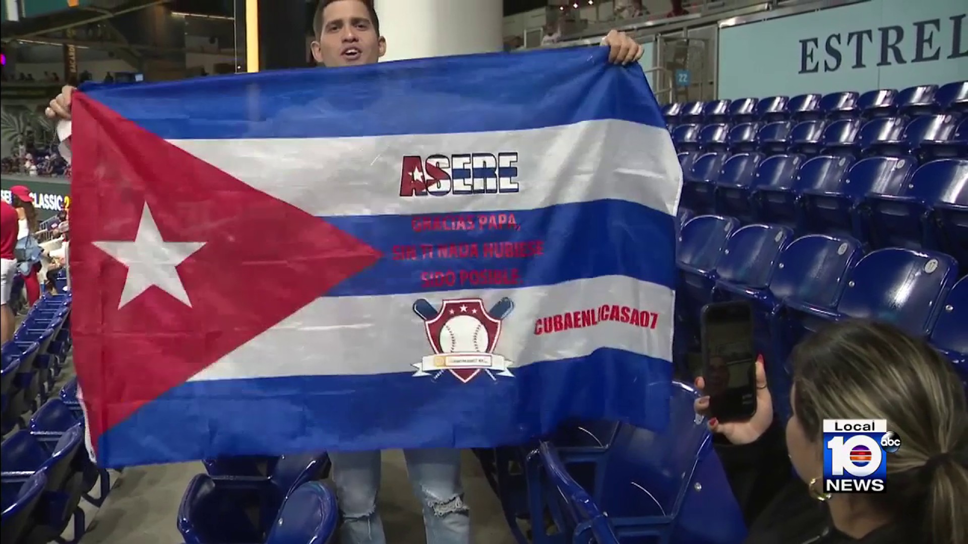 César Prieto: Cuban baseball player defects on Florida trip - BBC News