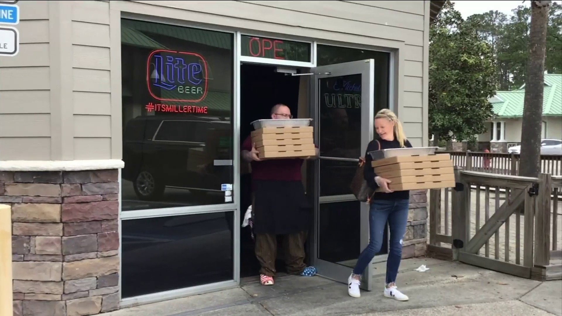 Ponte Vedra Beach neighbors surprise Publix employees with pizza