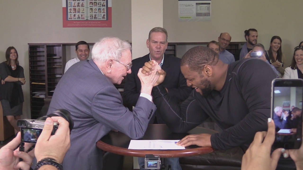 NFL star Ndamukong Suh joined the board of a public company and Warren  Buffett thinks it's great