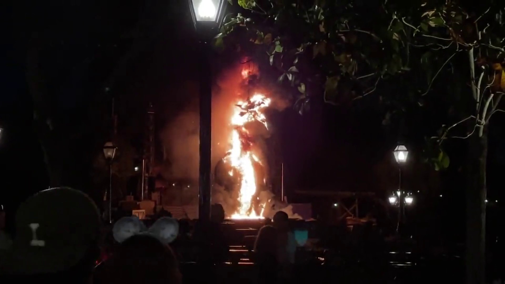 Watch Disneyland's dragon catch on fire during Fantasmic show