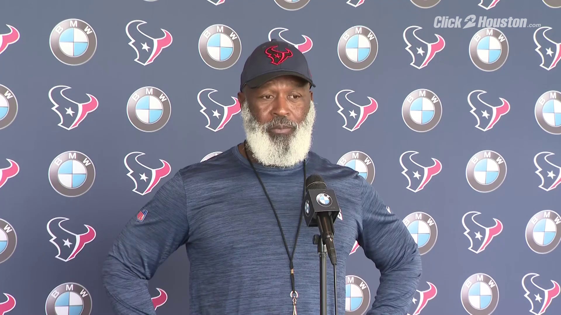 November 3, 2022: Houston Texans head coach Lovie Smith talks with