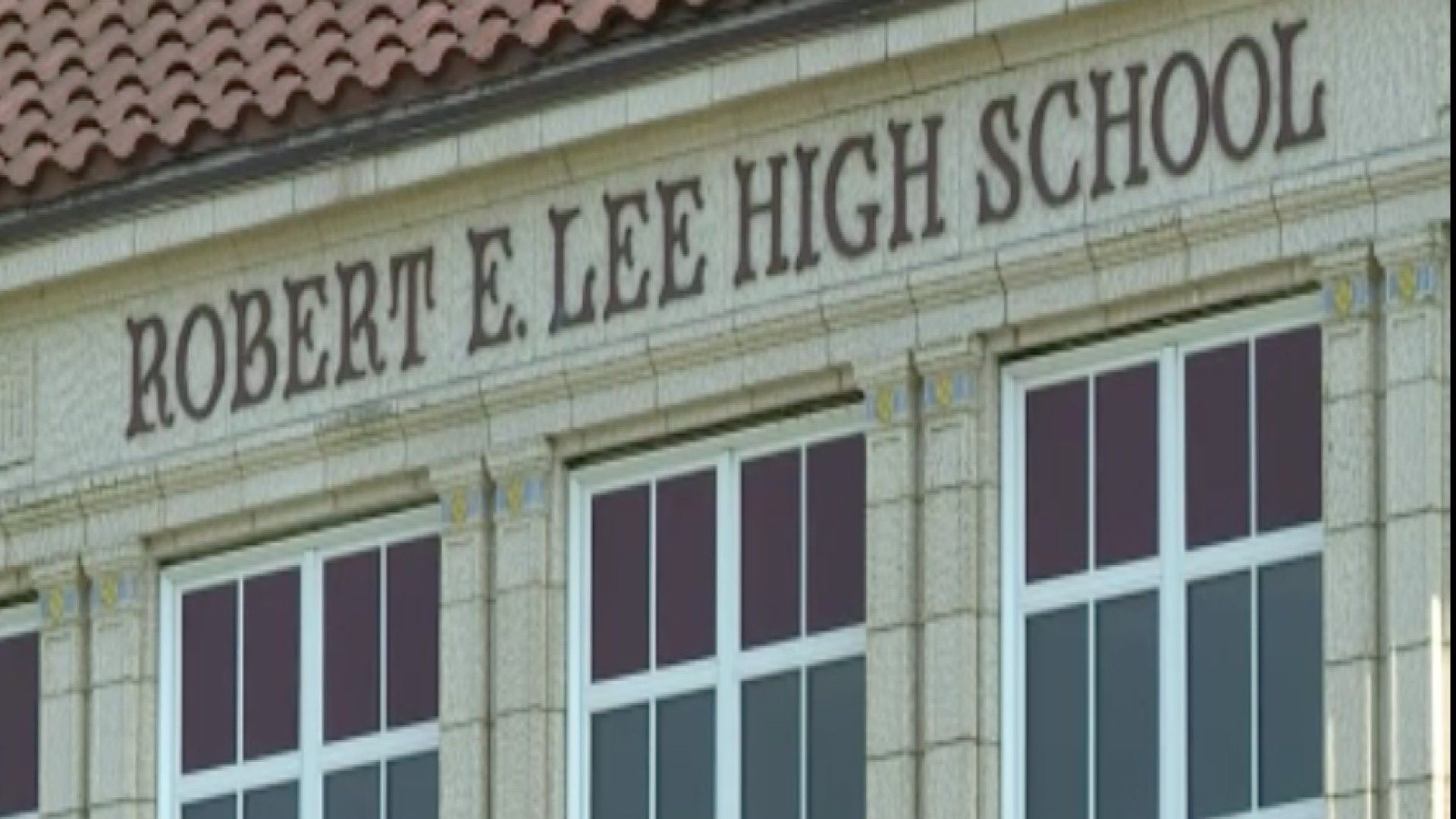 Robert E. Lee High School in Baytown will keep its name for now, board  decides