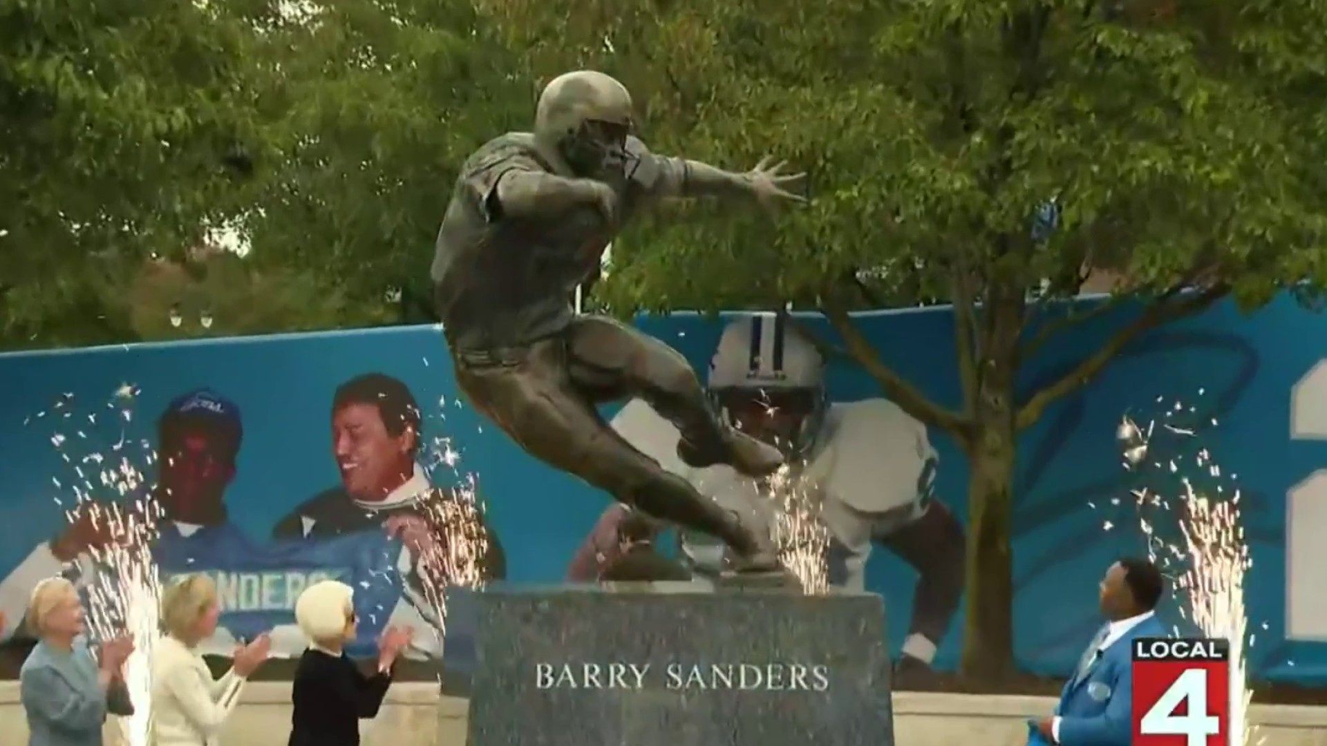 Barry Sanders' legacy cemented: Lions reveal new statue outside of Ford  Field 