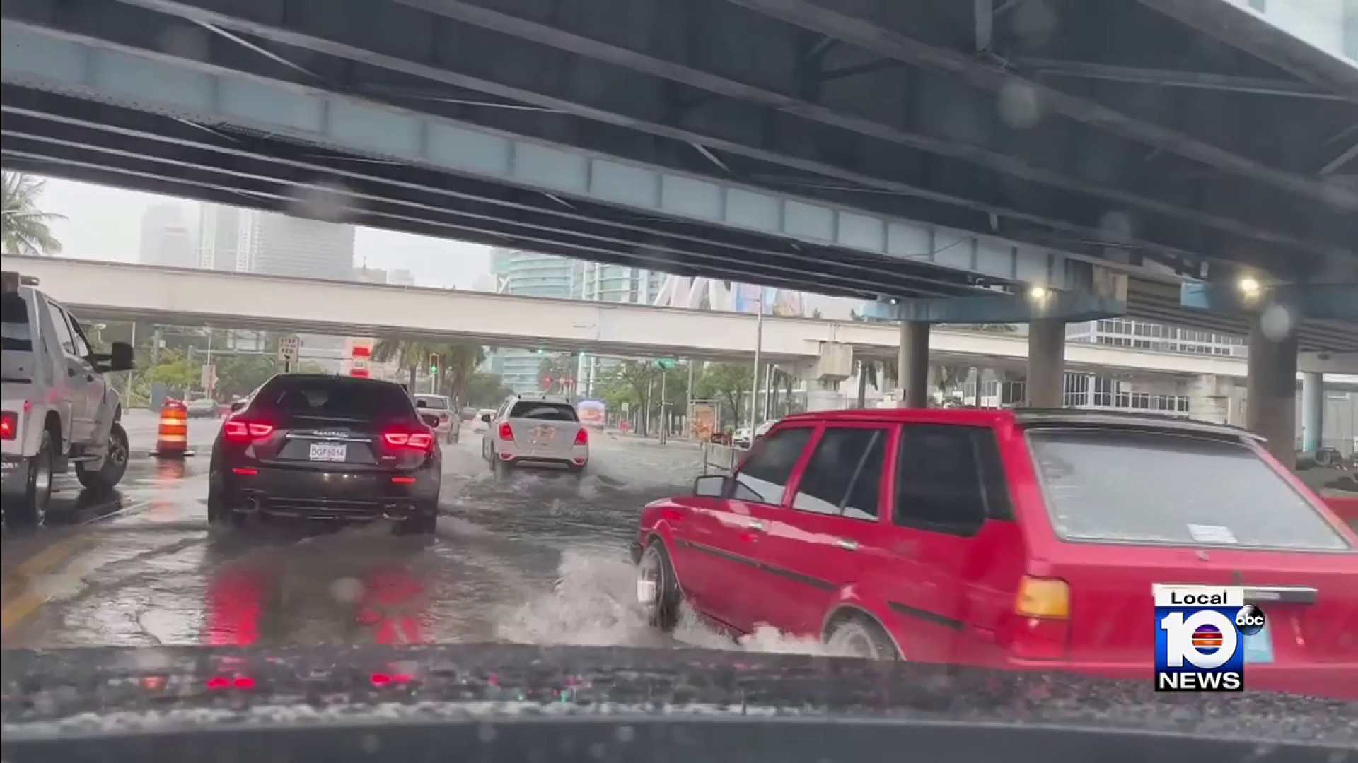 Bandas de lluvia del huracán Ian provocan inundaciones en zonas bajas de  Miami