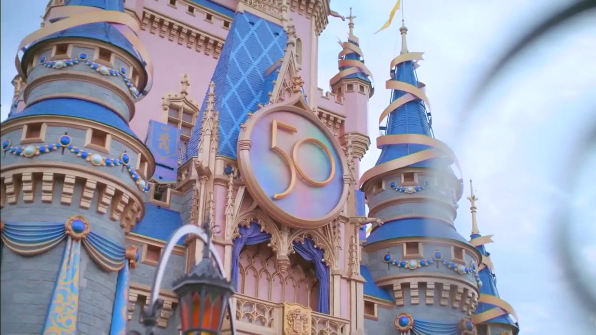 Tháp cổ tích của nàng Cinderella luôn là điểm nhấn của Disney World, được đón tiếp bởi hàng triệu khách du lịch mỗi năm. Hãy chiêm ngưỡng hình ảnh tuyệt đẹp của Tháp Cinderella và cùng tận hưởng những phút giây thăng hoa tuyệt vời tại vương quốc đầy phép thuật này.