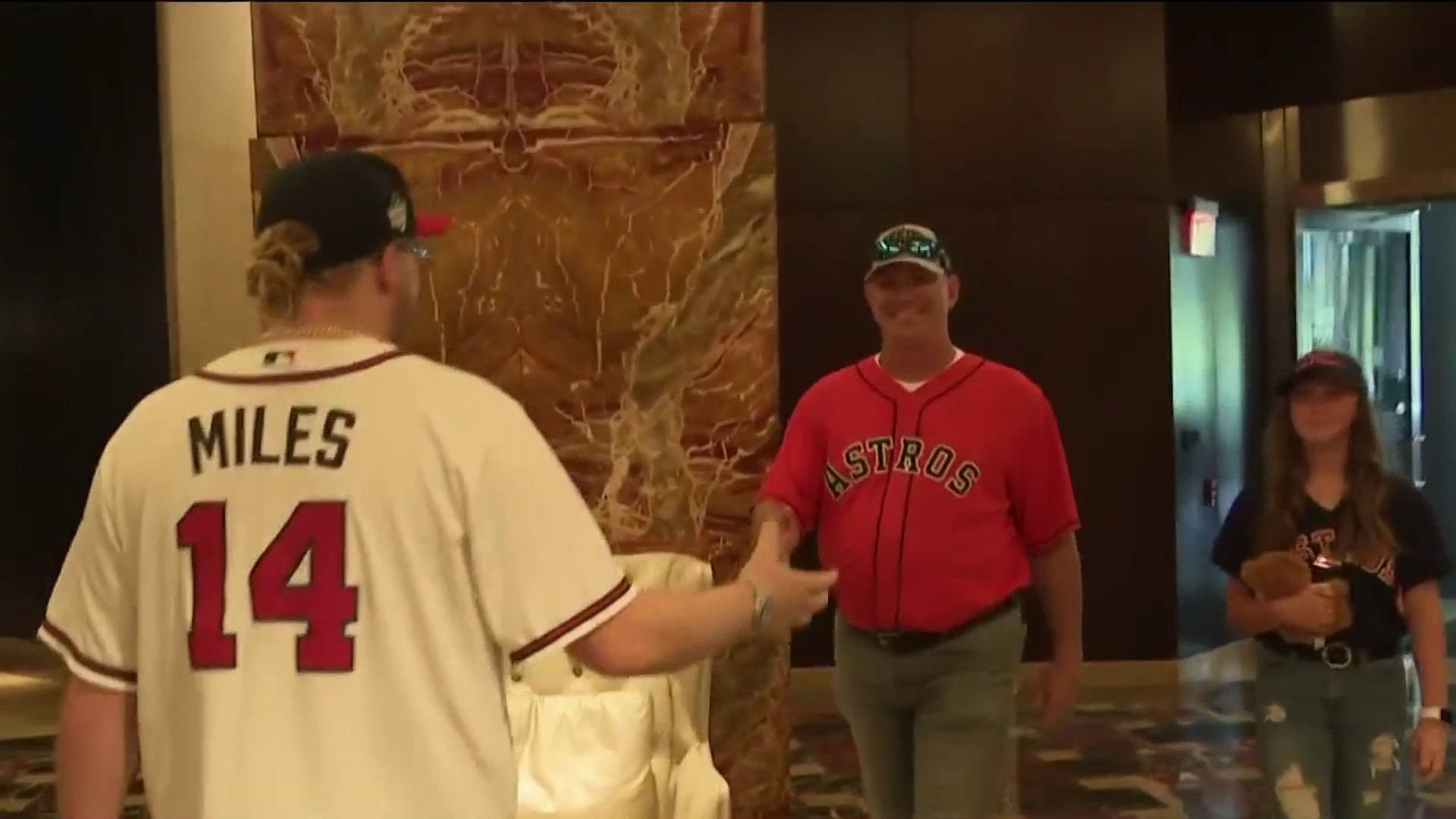 Braves fan gives Astros fan World Series tickets