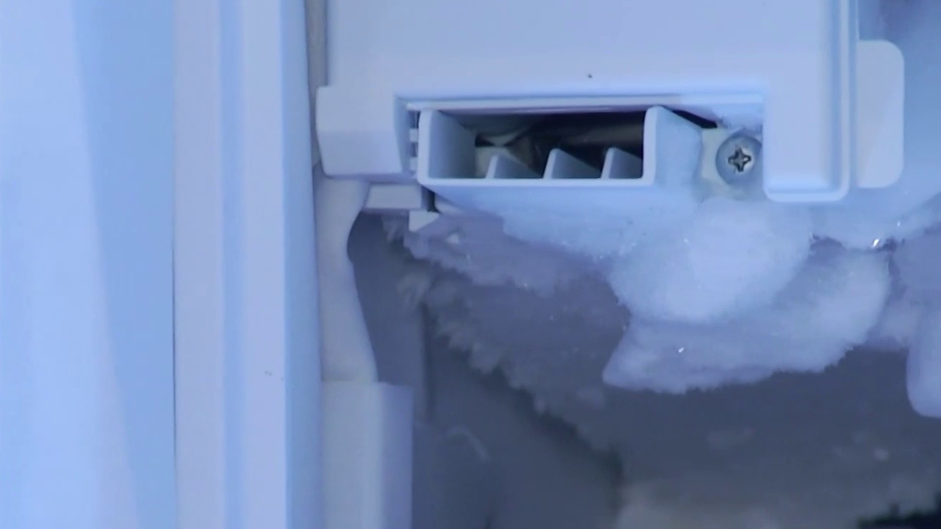 what makes ice maker freeze up