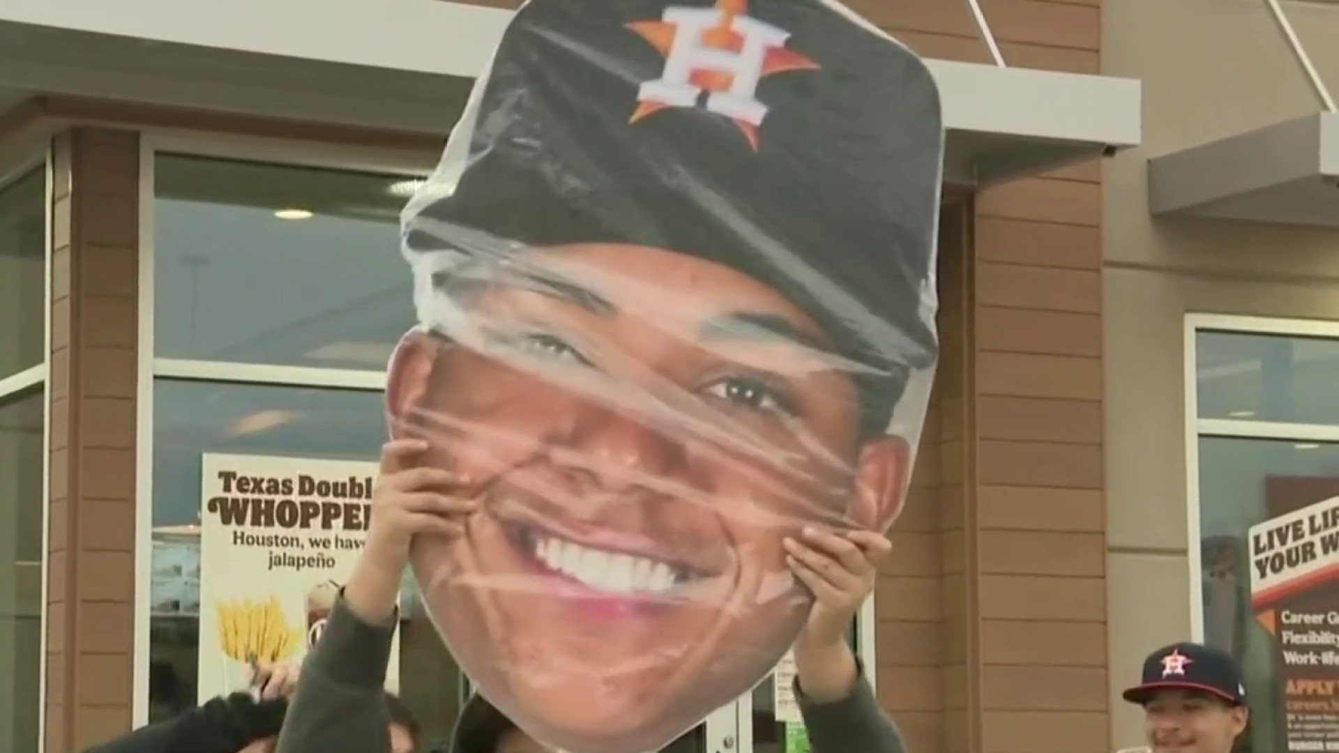 Houston Astros' MVP Jeremy Peña draws massive crowd of fans for drive-thru  shift at Raising Cane's on Gulf Freeway - ABC13 Houston