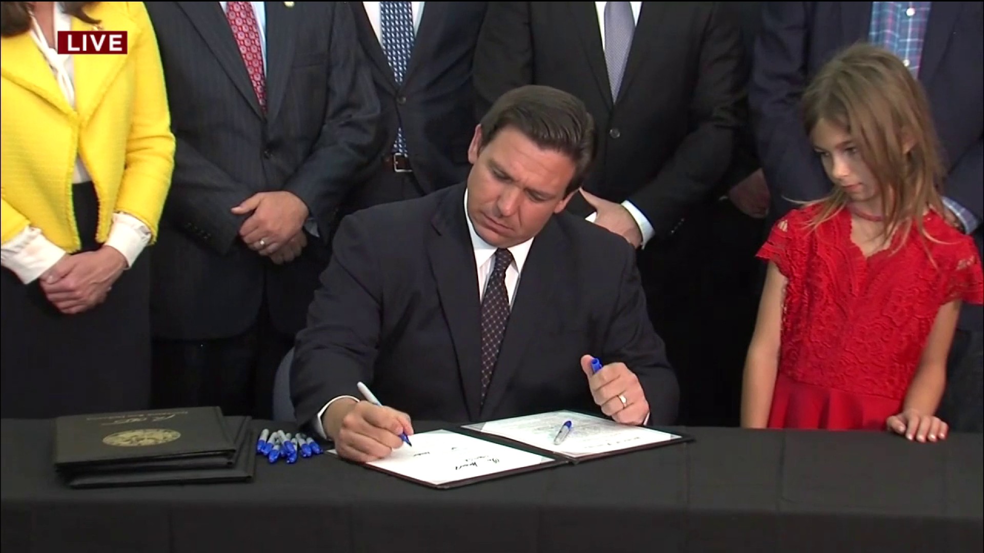Gobernador DeSantis firma ley que prohibe mandato de vacuna
