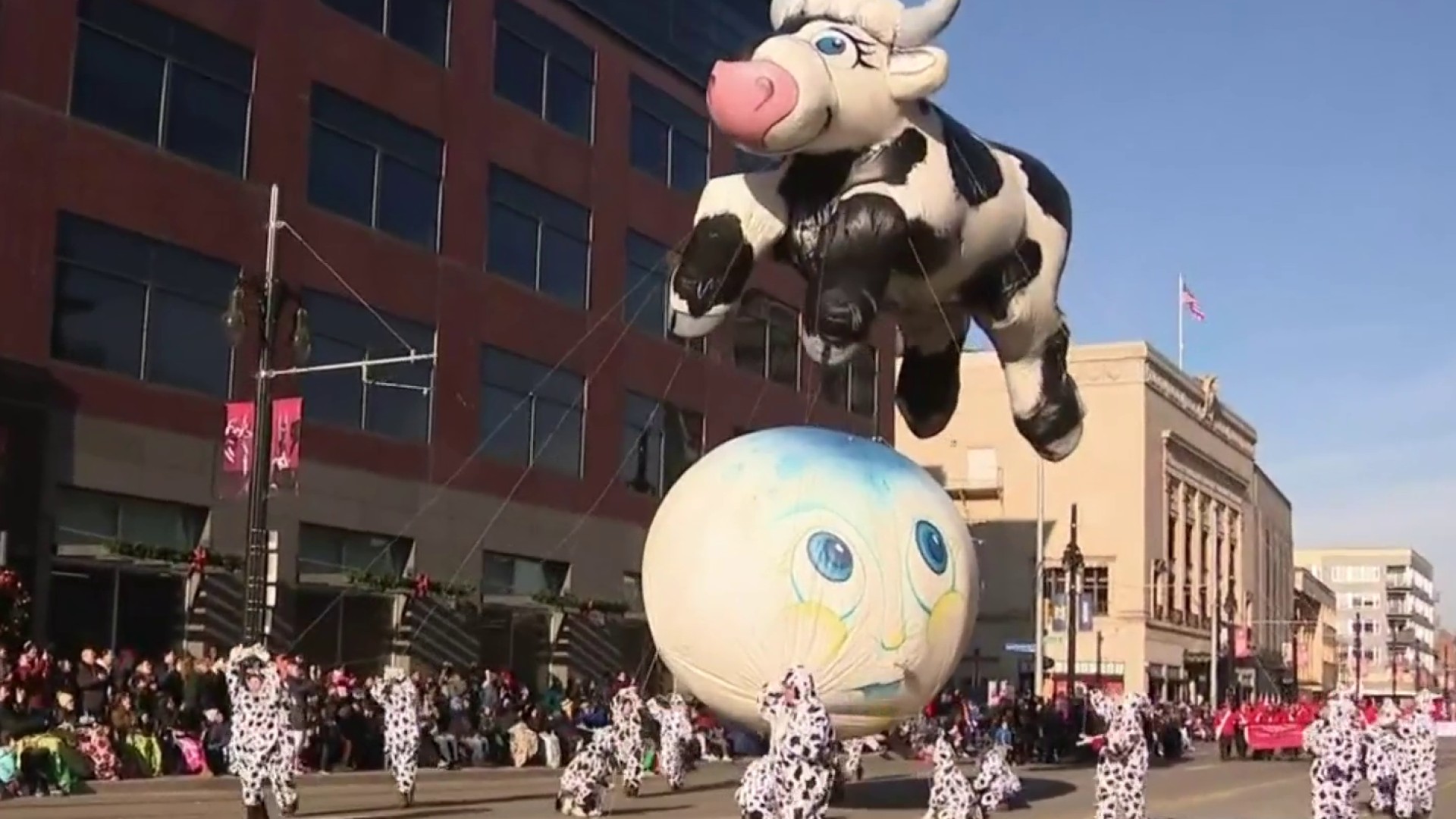 X \ Detroit Lions على X: Today the #MIKidsCan Turkey Day VIP, Noah, rode  on the @BCBSM parade float, delivered the #Lions #Thanksgiving game ball  and met some pretty cool people. Congrats!