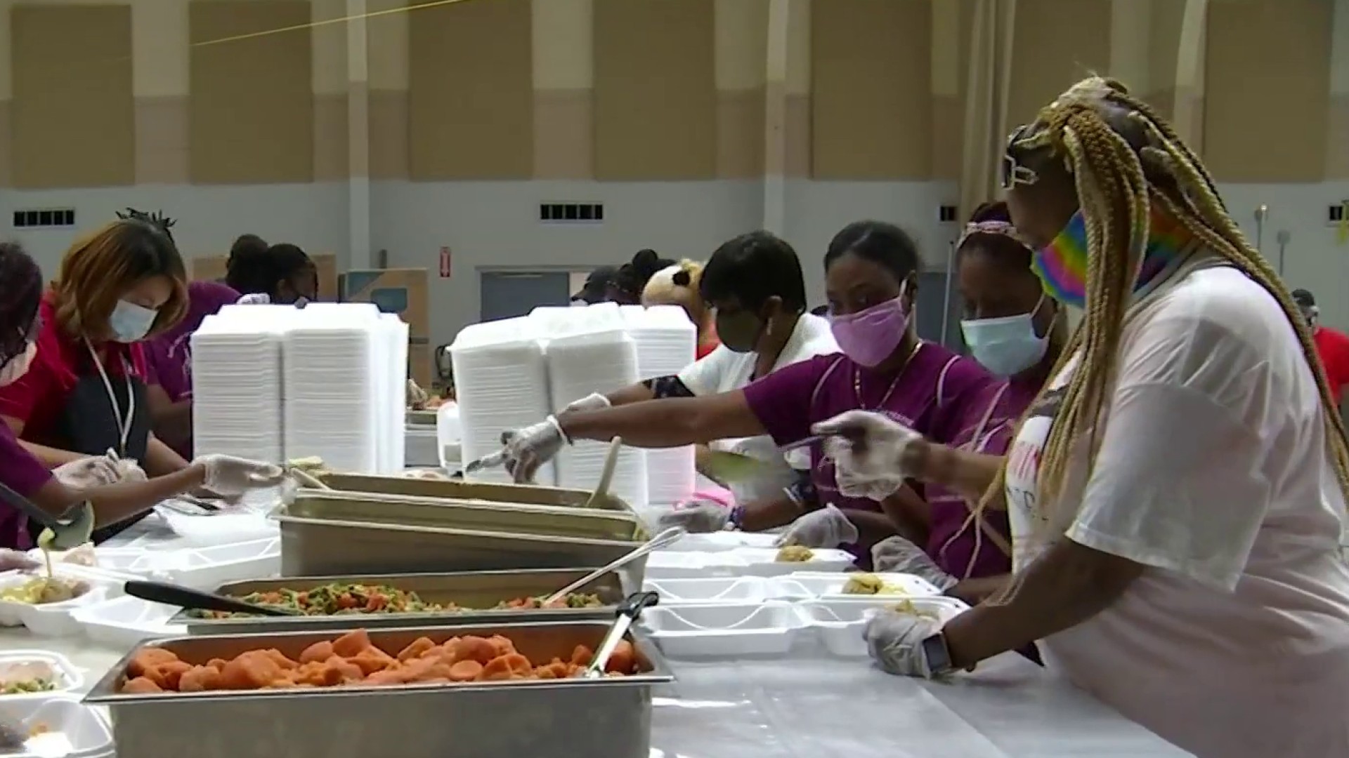 Jacksonville Jaguars player gives Thanksgiving turkeys to military